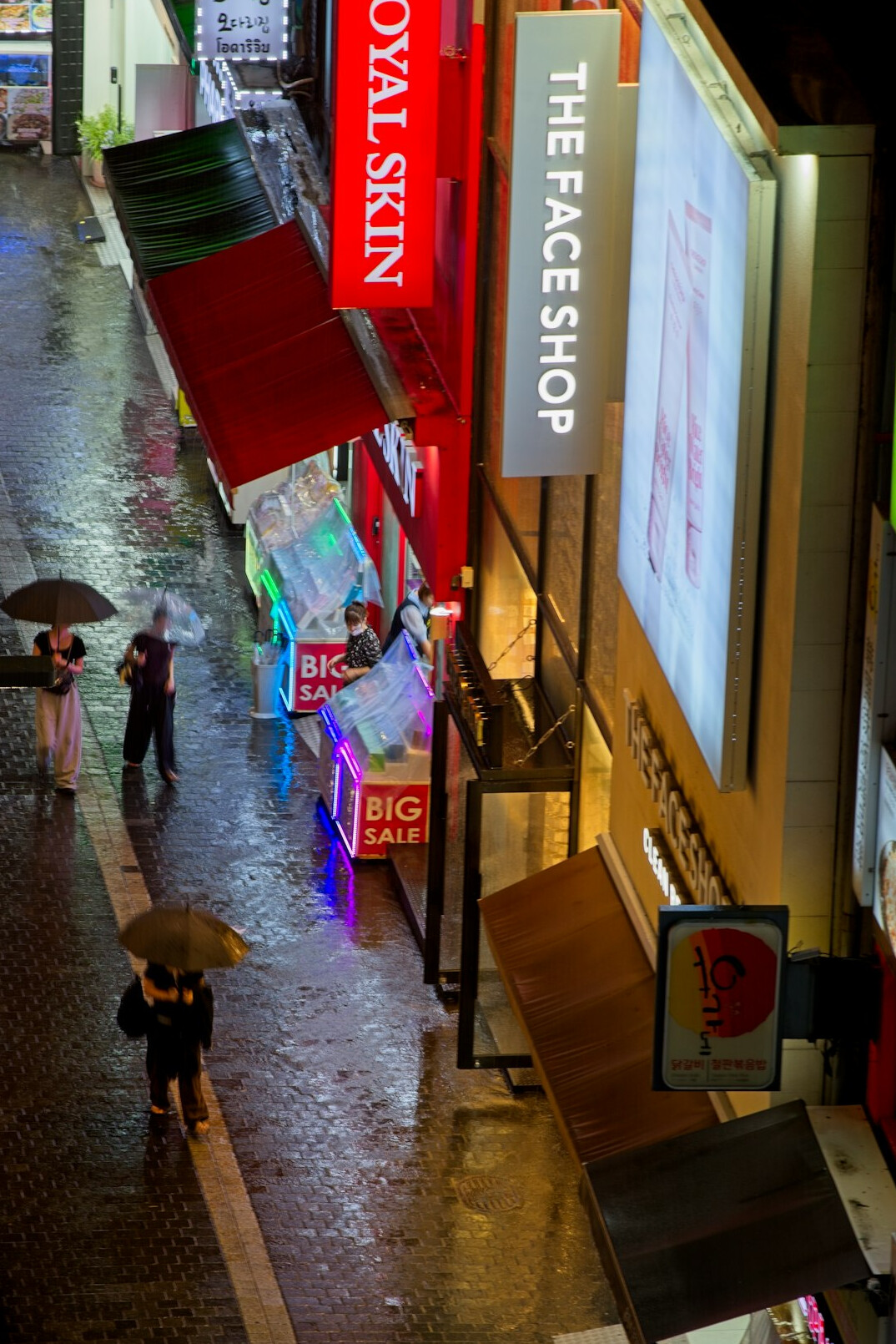 detective monitoring retail area